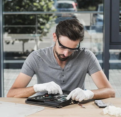 Técnico realizando manutenção em equipamento de automação comercial em Presidente Prudente