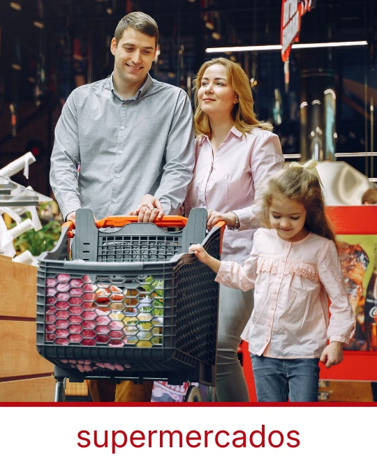 Atendente utilizando automação comercial em supermercado